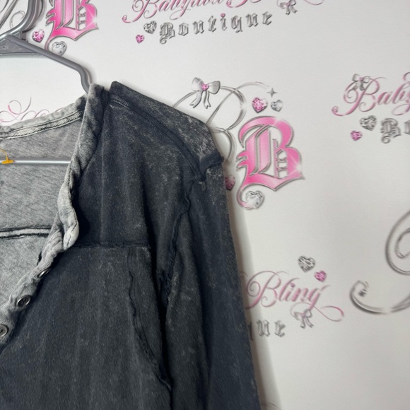 We the free top long sleeve high low back distressed grey black buttons cute - Picture 4 of 12